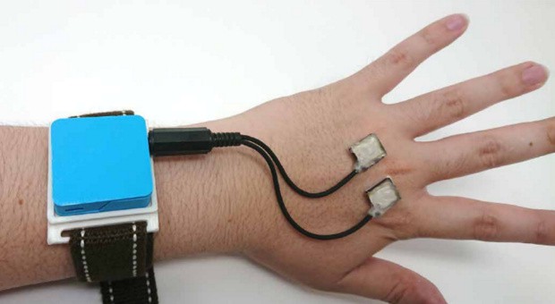Piezoelectric elements on the hand recognize gestures using ultrasound