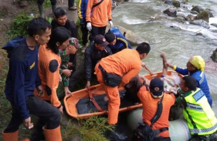 Indonesia: 25 killed when a bus fell through a gorge