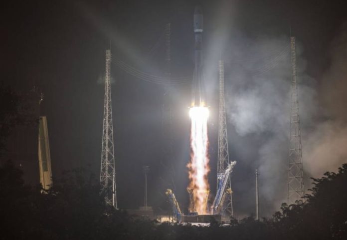 The European Soyuz rocket takes off with the mission of exploring planets beyond the sun