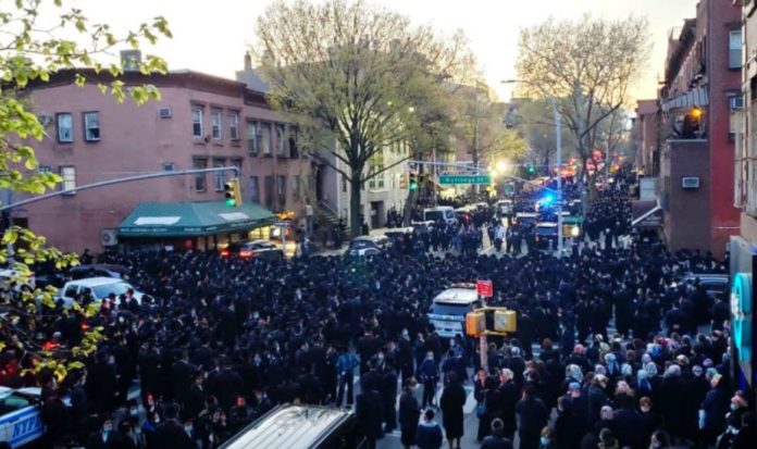 New York Mayor personally disperses a massive funeral of ultra-Orthodox Jews