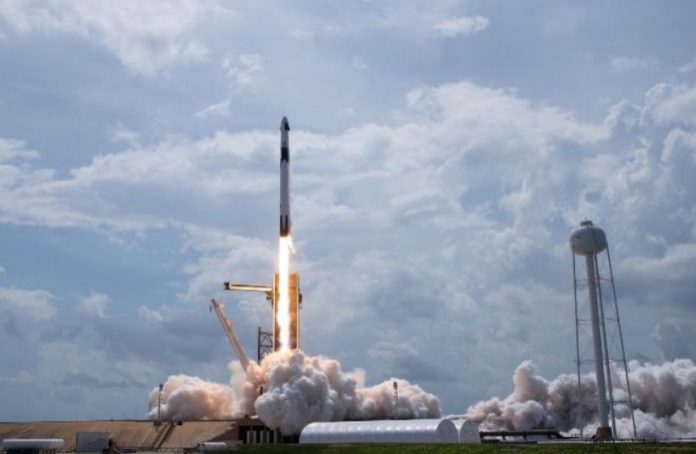 SpaceX begins the era of commercial missions to space