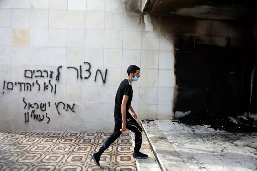 An unknown men set fire to a mosque in northern Jerusalem