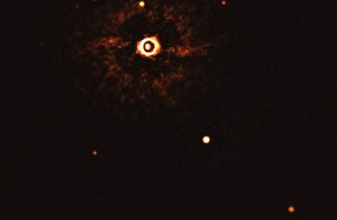 VLT captures the first images of an Earth-like solar system