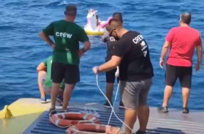 A ferry rescues a girl from the sea who was drifting on a unicorn float