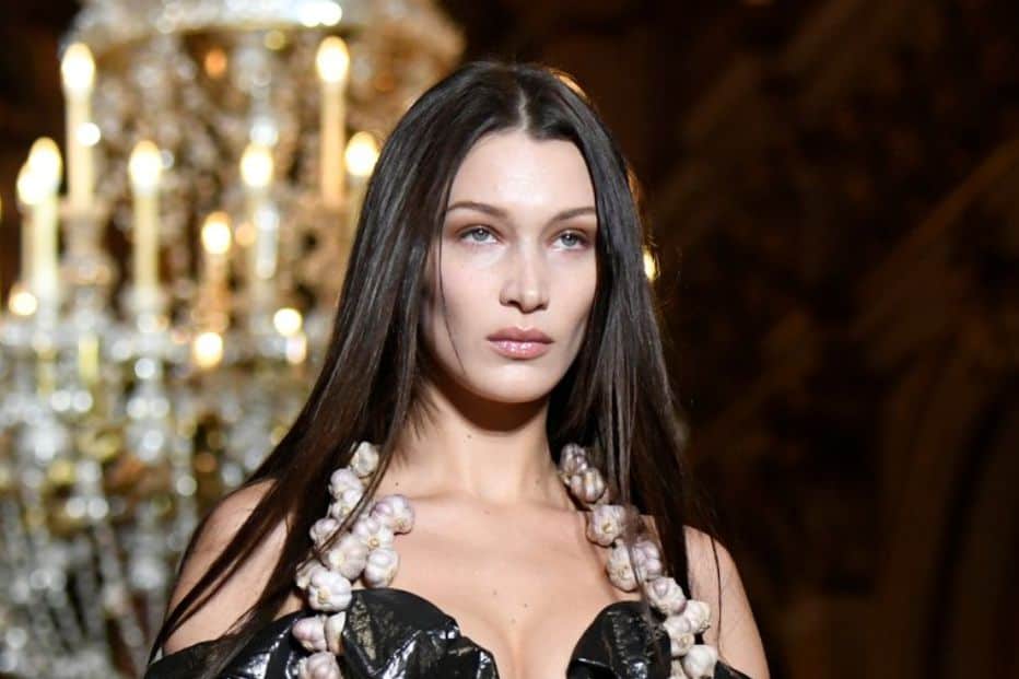 Bella Hadid exposed New York police officers who did not wear masks