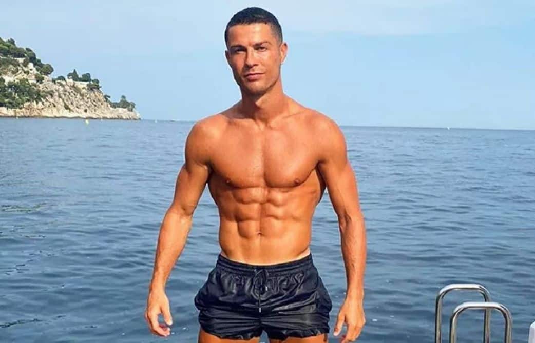 The incredible video of Ronaldo at the bottom of the sea: 