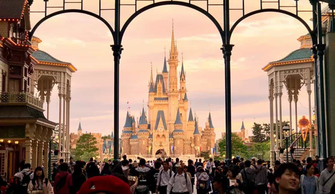 This is how Disney tricks your brain into making the queues in its parks seem shorter