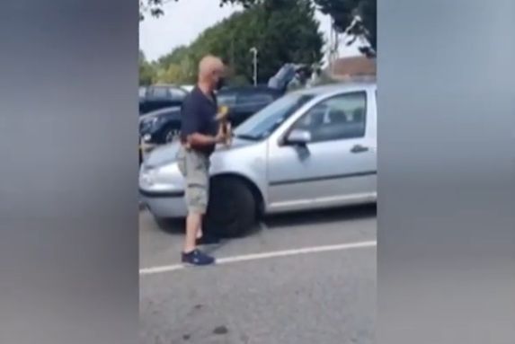 Video: A man destroys a car to rescue a puppy