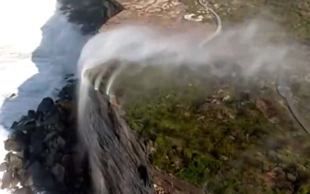 Waterfalls 'upside down' in Australia: another surprise of nature