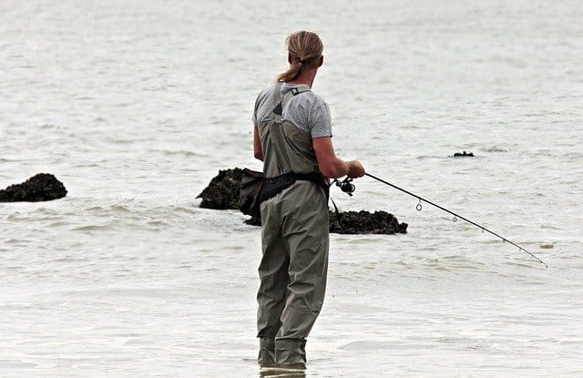 Australian fisherman hooks a crocodile for three minutes