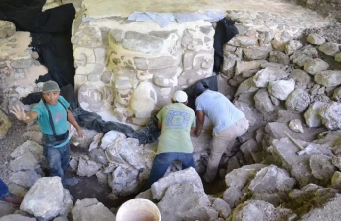 Scientists reveal the find of a unique giant Mayan mask