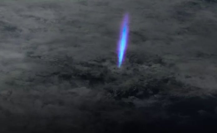 This is how the mysterious blue rays that rise through the stratosphere are born