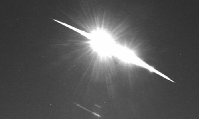 A huge meteor lights up UK skies - Video