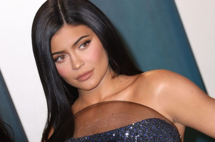 Kylie Jenner denies Bullying Instagram model Victoria Vanna on the set of Tyga's Ice Cream Man music video - This never happened