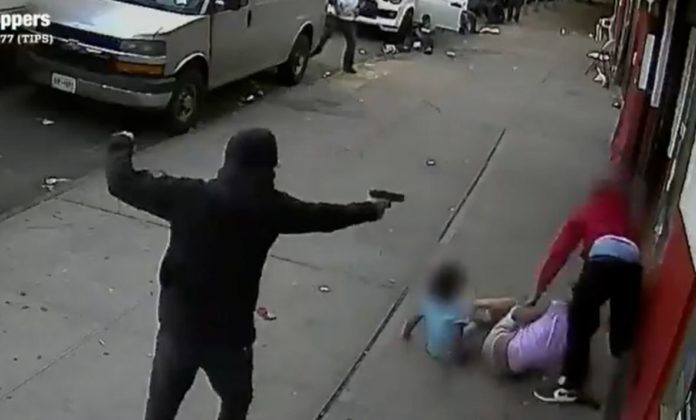 In New York, A man knocked down two children defending himself from the attacker
