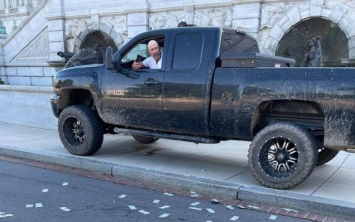 Man who made bomb threats outside the Library of Congress surrenders to police