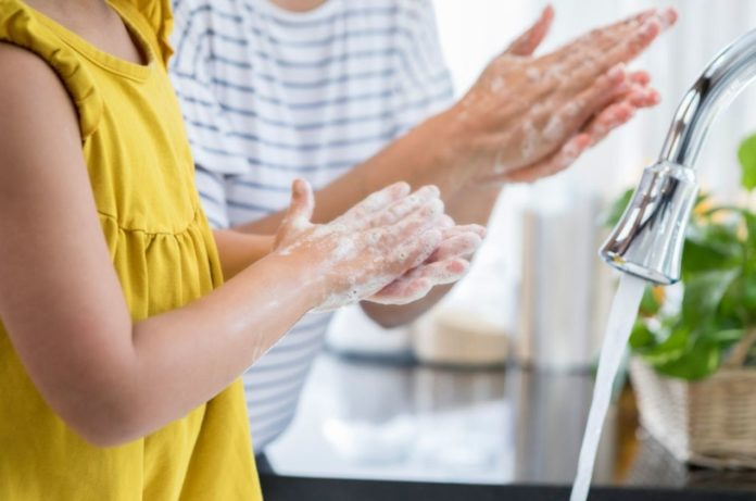 Physicists reveal how to wash hands correctly