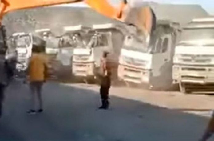 The insane reaction of a Turkish worker after knowing his boss does not want to pay him