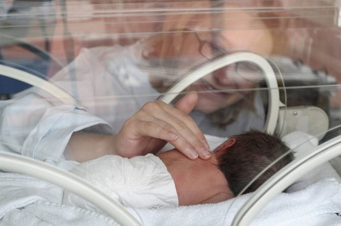 Hearing the mother's voice reduces pain in premature babies