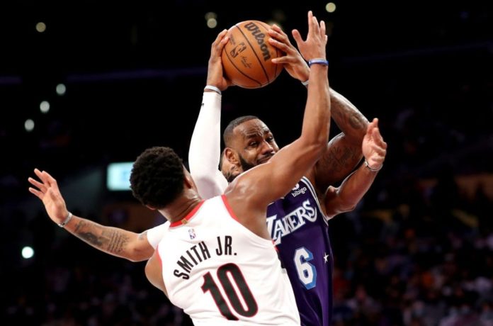 Lakers upset Trail Blazers with season-high 43 points from LeBron James