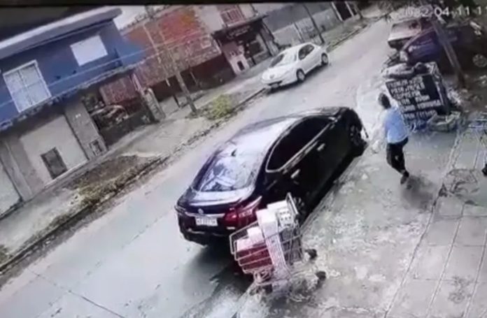 A Chinese man shot dead an alleged thief who robbed his supermarket - video