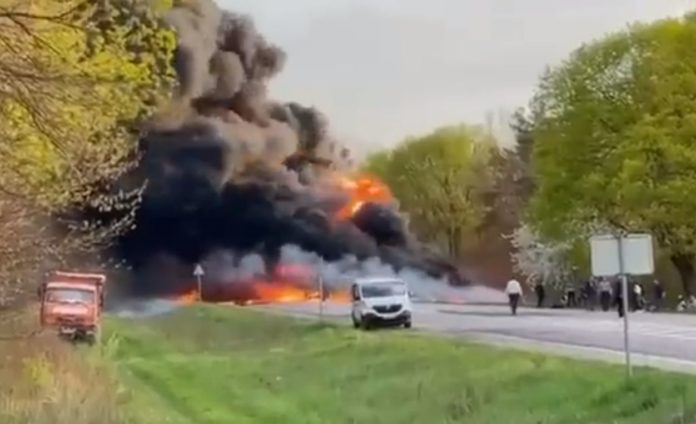 27 dead, 12 hurt after a minibus crashes into Oil Tanker in Ukraine - Video