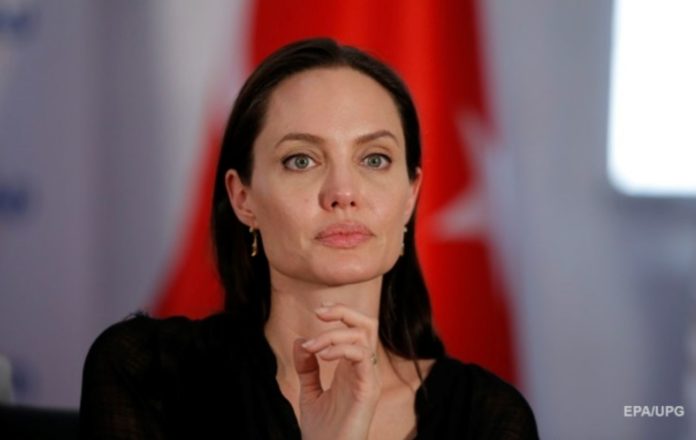 Angelina Jolie runs for shelter in Lviv, Ukraine - Video