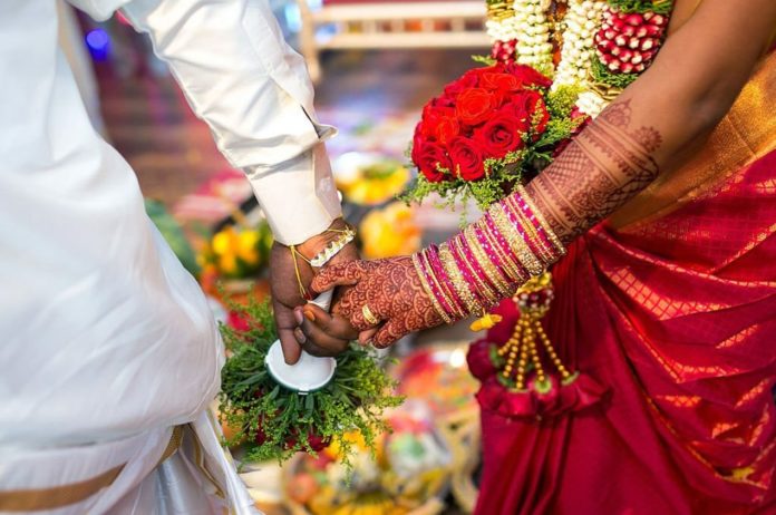 Indian woman marries another after drunk groom turns up late