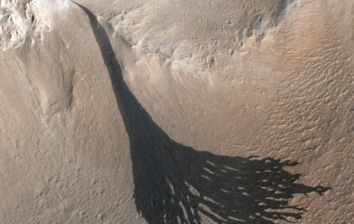 Scientists say evaporating dirty frost triggers avalanches on Mars