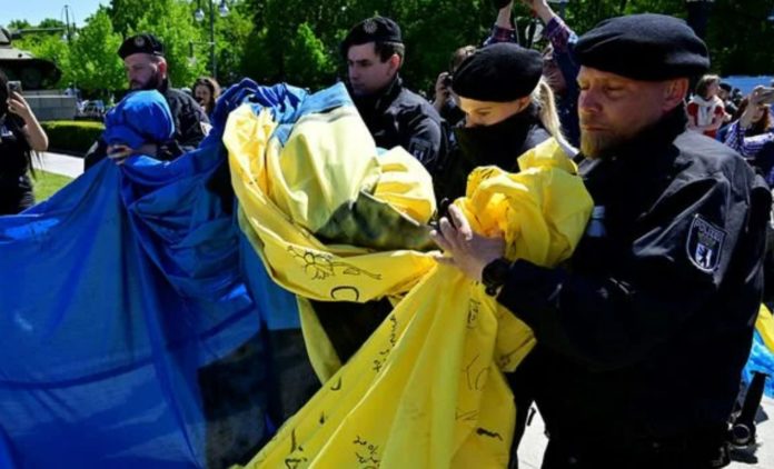 Ukraine slams Germany after police tear down Ukrainian flag