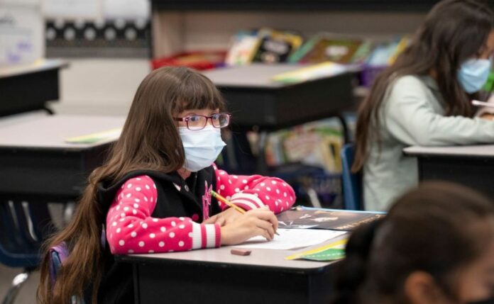 Face Masks Now Mandatory For Thousands of US Students Returning From Holiday Break
